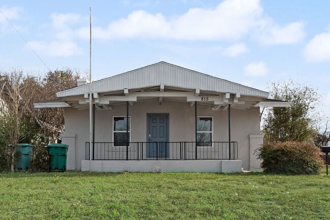 property at 815 N Travis St