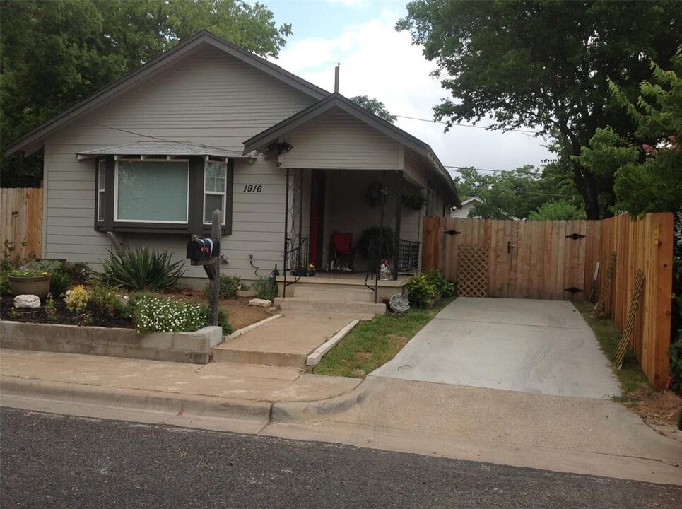 1916 E 10th St in Austin, TX - Building Photo