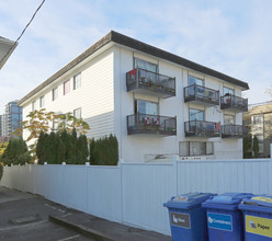 Lonsdale Manor in North Vancouver, BC - Building Photo - Building Photo