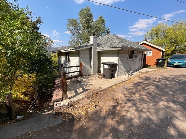 14 Cherokee Rd in Manitou Springs, CO - Building Photo - Building Photo