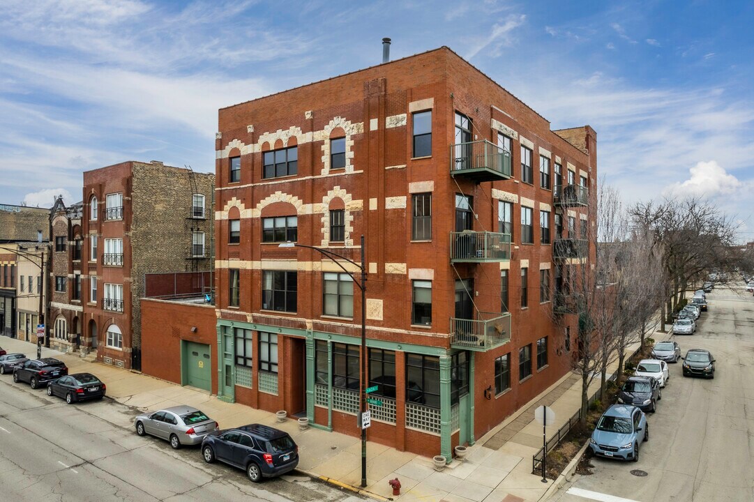 1350 W Grand Ave in Chicago, IL - Foto de edificio