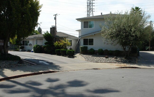 Joann's Apartments in Sunnyvale, CA - Foto de edificio - Building Photo