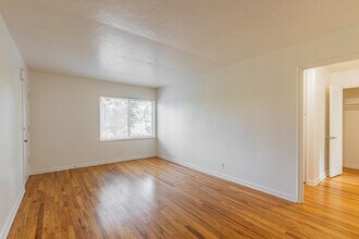 Powell Gardens Apartments in Portland, OR - Building Photo - Interior Photo