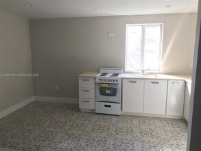 1700 NW 22nd Ct in Miami, FL - Foto de edificio - Building Photo