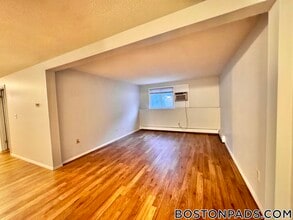 715 N Main St, Unit 6 in Fall River, MA - Foto de edificio - Building Photo