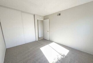 13142 E Mesa Verde Dr in Moorpark, CA - Foto de edificio - Building Photo