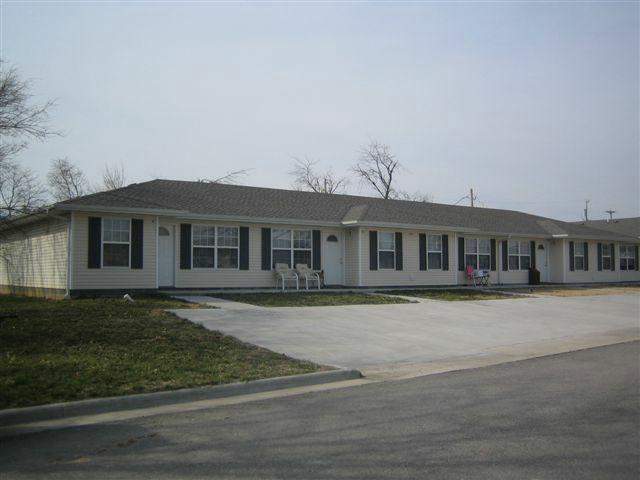 104 Chestnut St in Monett, MO - Building Photo