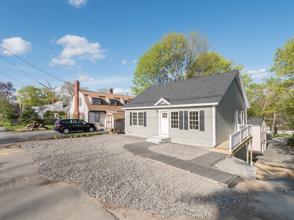 185 Woodland Ave, Unit A in Gardner, MA - Building Photo