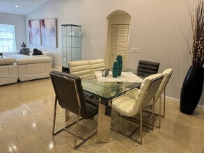 18864 NW 89th Ct in Hialeah, FL - Building Photo - Building Photo