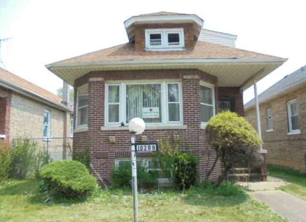 10209 S May St in Chicago, IL - Building Photo