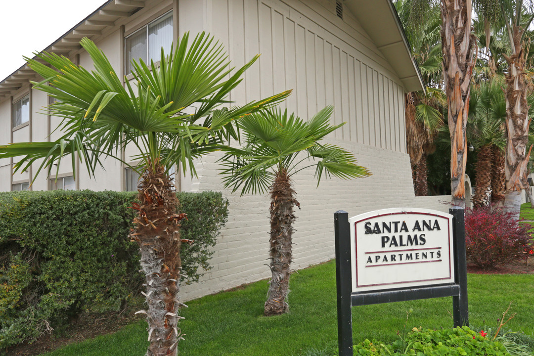 Santa Anna Palms in Clovis, CA - Foto de edificio