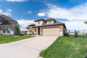 528 Spurlock Wy in Liberty Hill, TX - Building Photo - Building Photo