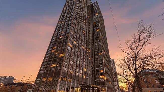 655 W Irving Park Rd in Chicago, IL - Building Photo - Building Photo