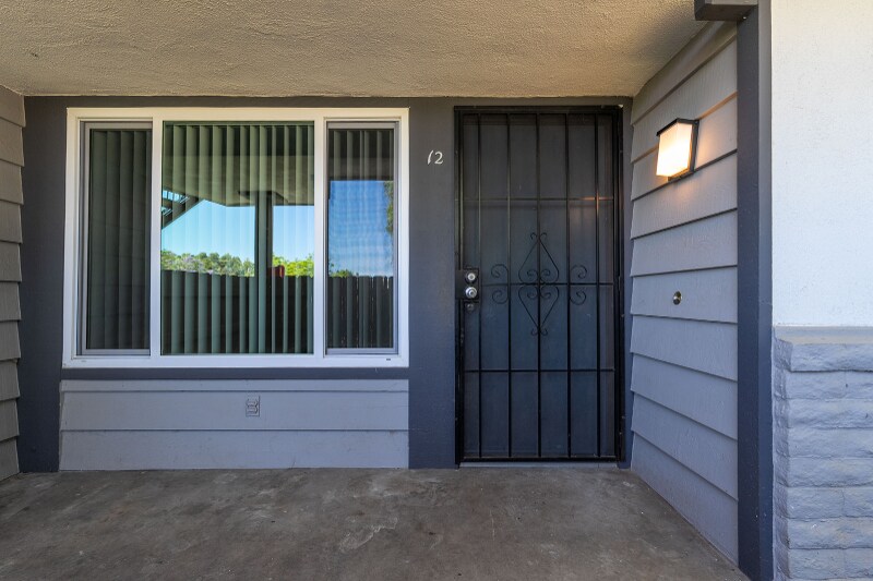 1050 Meadow Lake Dr in Vista, CA - Foto de edificio