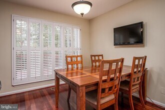 1179 Cypress Tree Pl in Herndon, VA - Foto de edificio - Building Photo