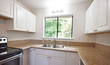 44-124 Ikeanani Dr, Unit A - Upstairs Unit in Kaneohe, HI - Building Photo - Building Photo