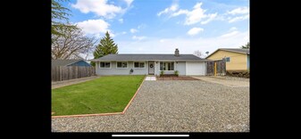 5326 Green Hills Ave NE, Unit Main House in Tacoma, WA - Building Photo