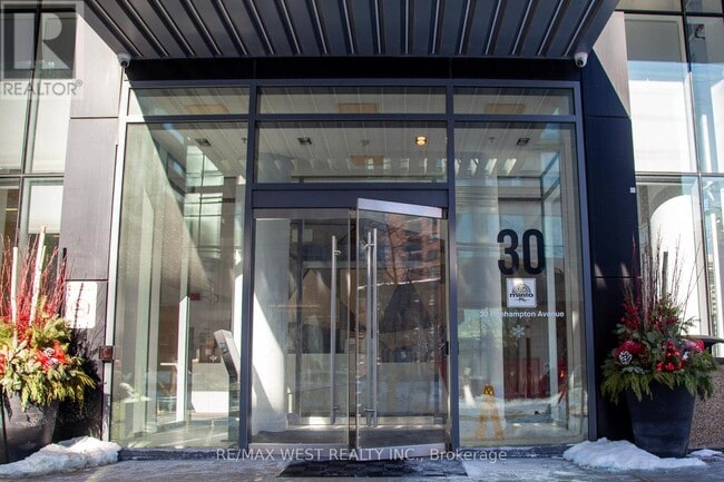 30 Roehampton Ave in Toronto, ON - Building Photo - Building Photo