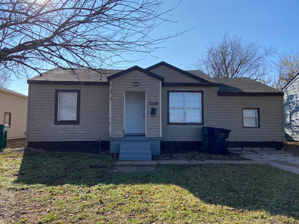 1326 NW 100th St in Oklahoma City, OK - Foto de edificio