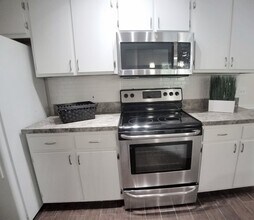 802 Crest Pines Dr in Orlando, FL - Building Photo - Building Photo