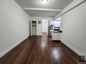 140 E 46th St in New York, NY - Building Photo