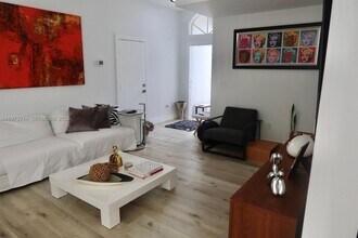 5862 NW 113th Pl in Doral, FL - Foto de edificio - Building Photo