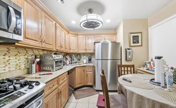 390 College Dr E in Edison, NJ - Building Photo - Building Photo