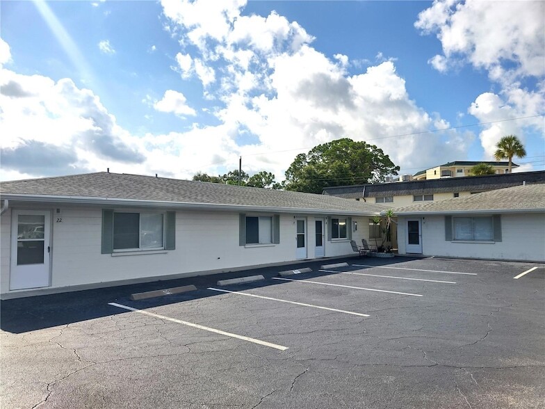 525 Manatee Ct, Unit 18 in Venice, FL - Building Photo