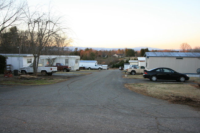 Suburban Valley in Morganton, NC - Building Photo - Building Photo