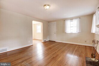 1300 N Taylor St in Arlington, VA - Foto de edificio - Building Photo