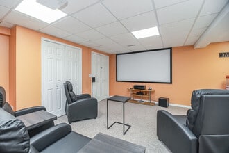 8057 Mason Ln in Woodridge, IL - Foto de edificio - Building Photo