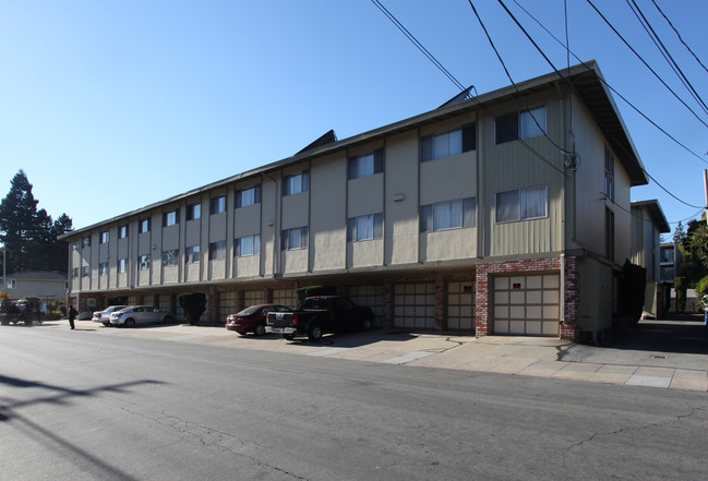 Royal Garden Apartments in San Mateo, CA - Foto de edificio - Building Photo