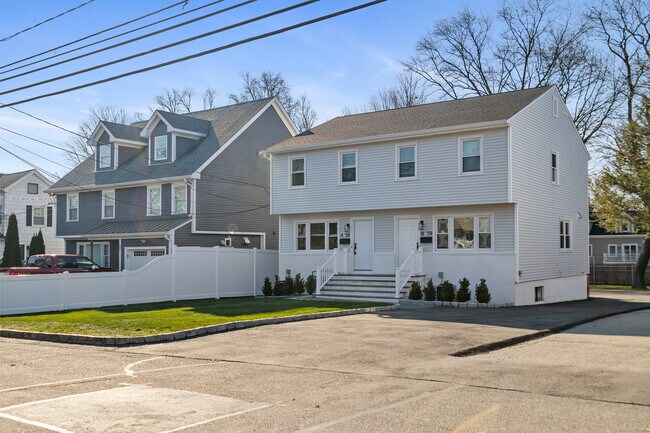 59 Clinton Ave in Norwalk, CT - Foto de edificio - Building Photo