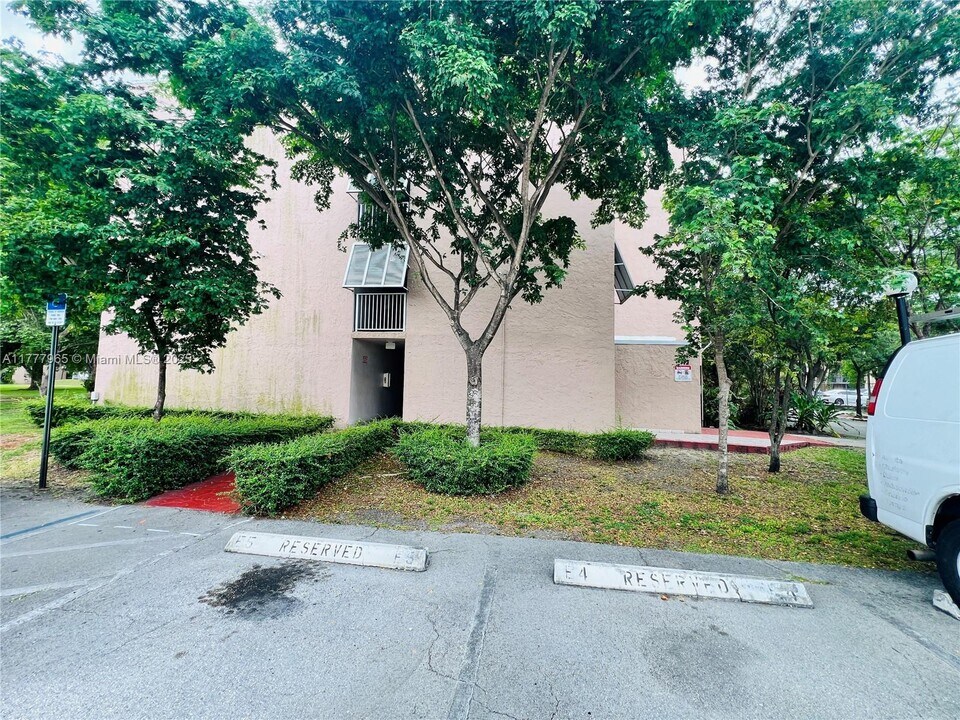 8511 NW 8th St in Miami, FL - Building Photo