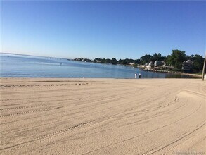 90 Iroquois Rd in Stamford, CT - Building Photo - Building Photo