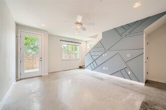 801 N Bluff Dr in Austin, TX - Foto de edificio - Building Photo