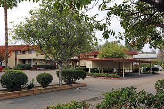 Bradeley Condos in El Cajon, CA - Foto de edificio - Building Photo