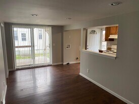 215 5th Ave, Unit 215 5th Ave Apartment A in South Charleston, WV - Building Photo