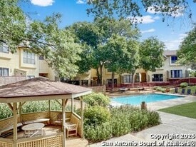 8642 Fredericksburg Rd in San Antonio, TX - Building Photo