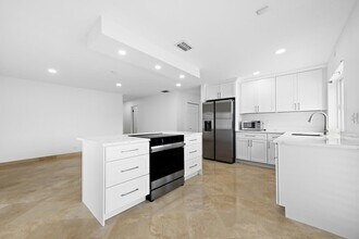 52 Greens Rd in Hollywood, FL - Building Photo - Building Photo
