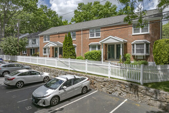 Colonial Gardens Condominiums in Fairfield, CT - Building Photo - Building Photo