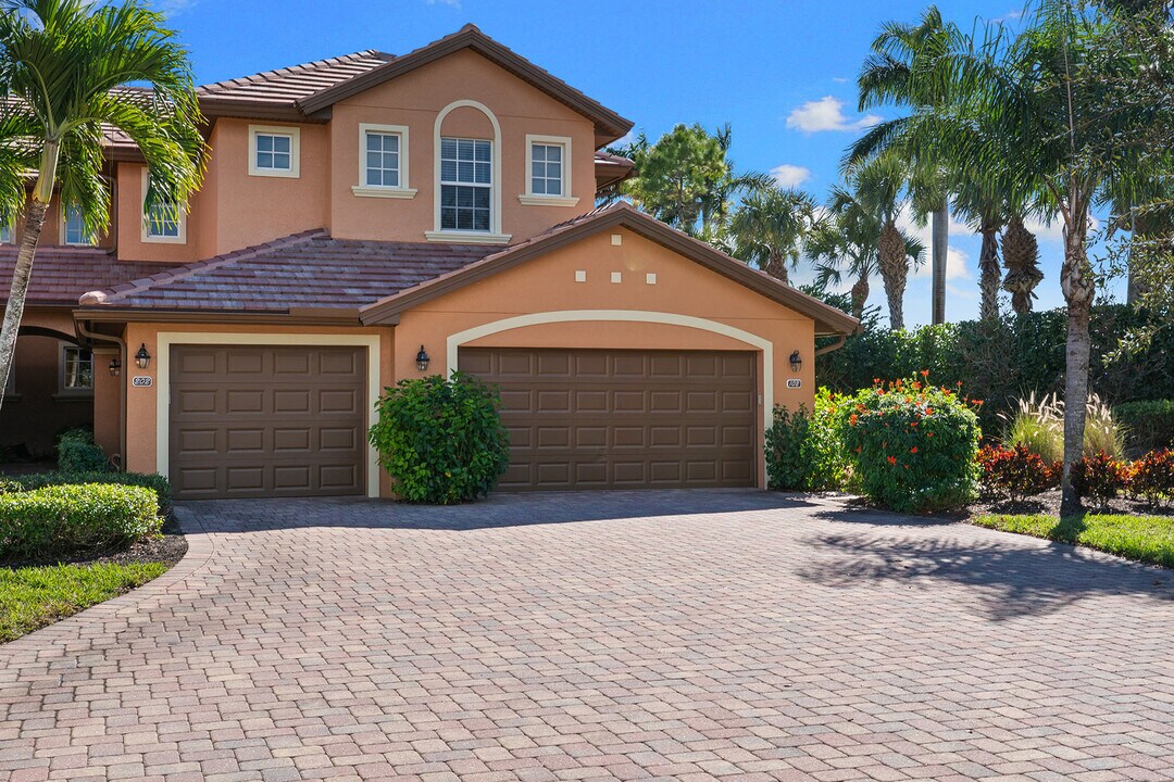 6637 Alden Woods Cir in Naples, FL - Building Photo
