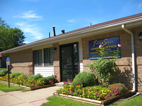 Trafalgar Square Apartments in Westland, MI - Foto de edificio - Building Photo