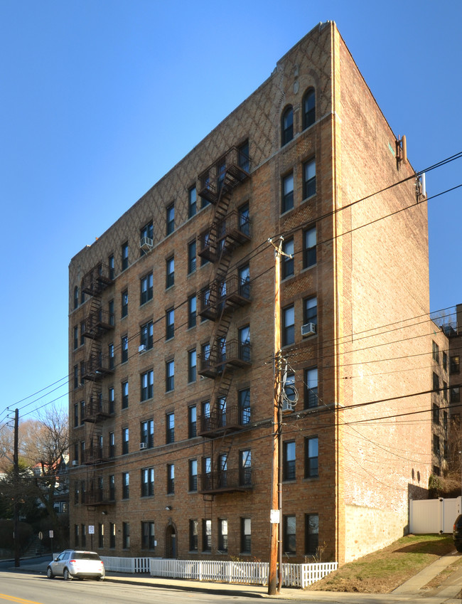 706 Warburton Ave in Yonkers, NY - Building Photo - Building Photo