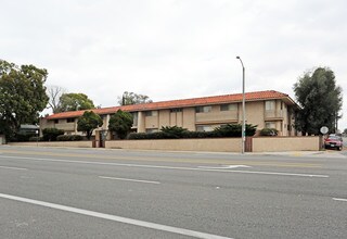 Casa Loma Apartments in Tustin, CA - Building Photo - Building Photo