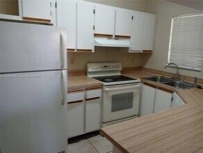 18344 NW 68th Ave in Hialeah, FL - Foto de edificio - Building Photo
