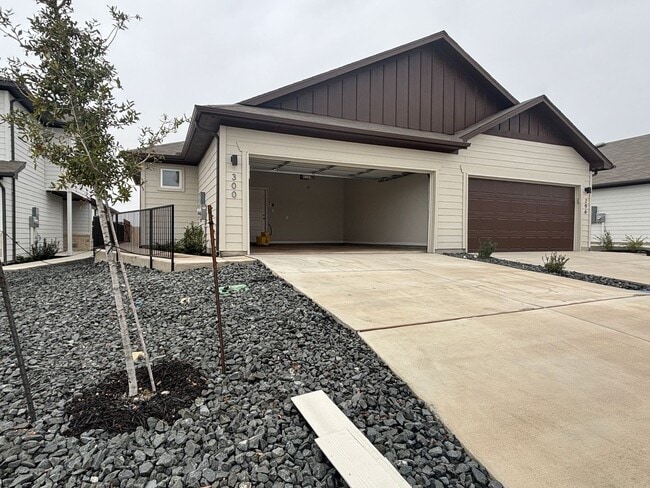 300 Nespral Dr in San Antonio, TX - Building Photo - Building Photo