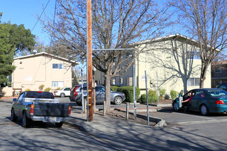 Papago Court in Santa Rosa, CA - Foto de edificio - Building Photo