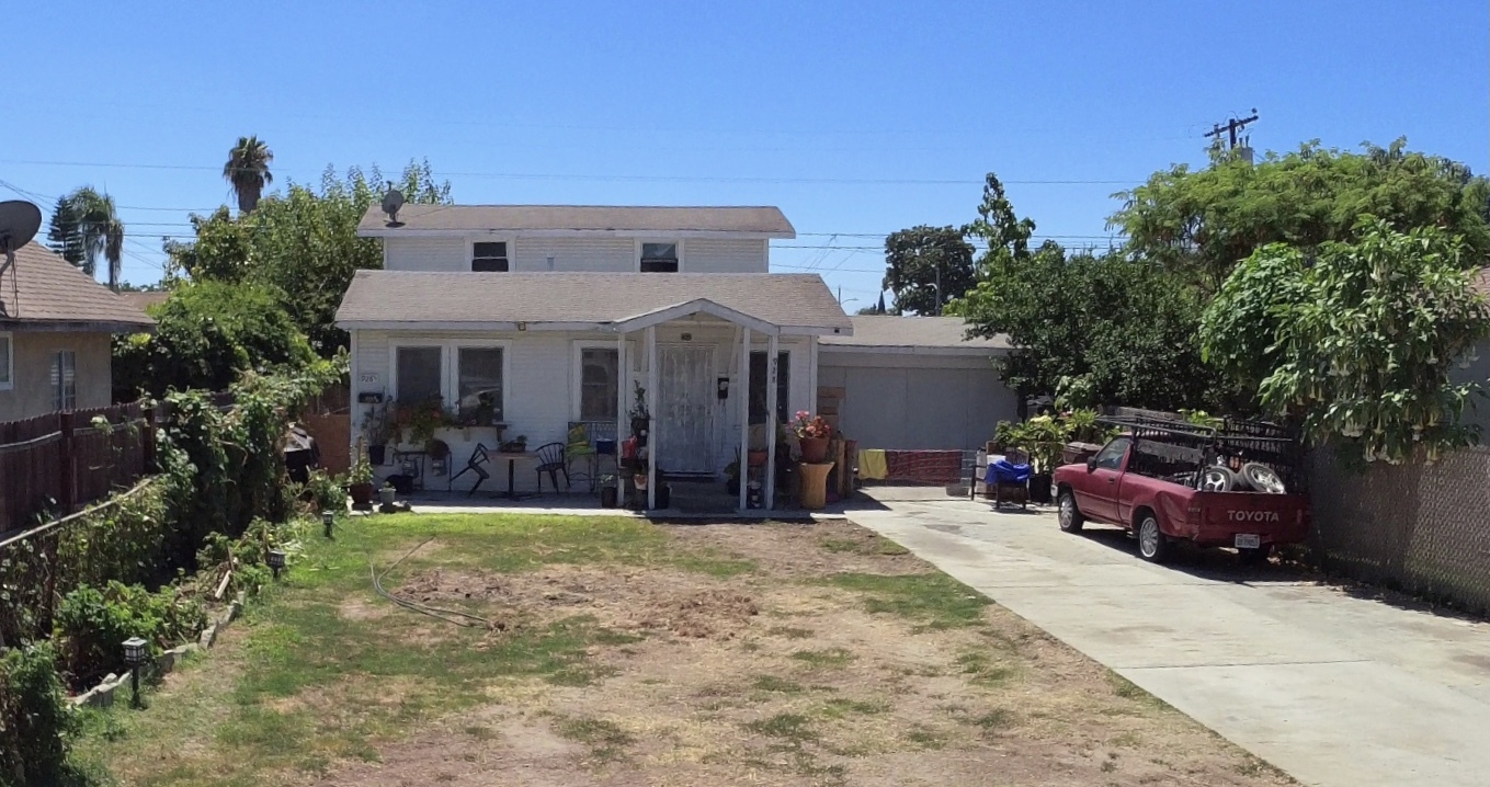 928 E Golden St in Compton, CA - Building Photo