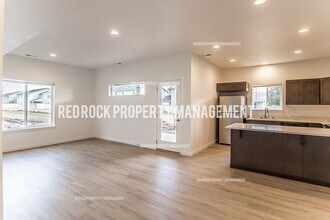 1108 N Davis Ln in Spokane Valley, WA - Foto de edificio - Building Photo